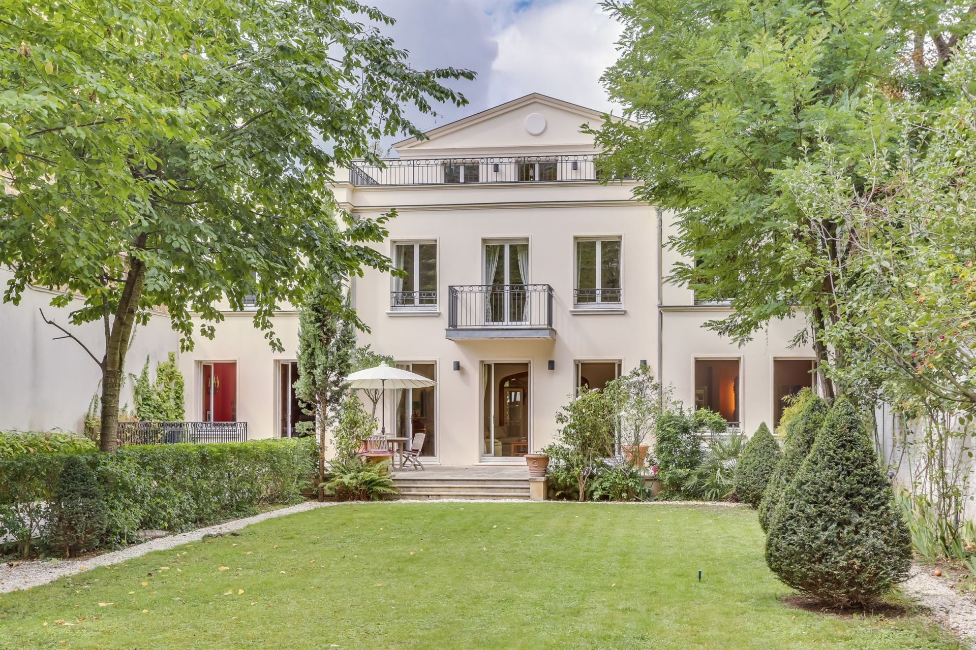 luxury mansion 9 rooms for sale on NEUILLY SUR SEINE (92200) Sale Luxury mansion 9 rooms 5 bedrooms Neuilly Sur Seine (92200)