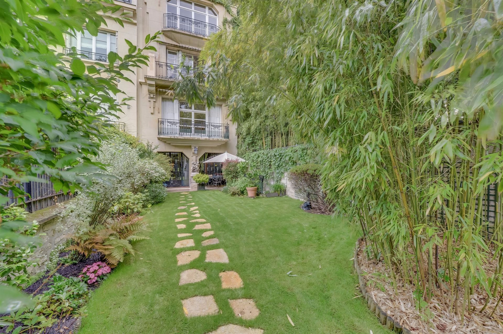 luxury mansion 7 rooms for sale on PARIS (75018) Sale Luxury mansion 7 rooms 4 bedrooms Paris 18 (75018)
