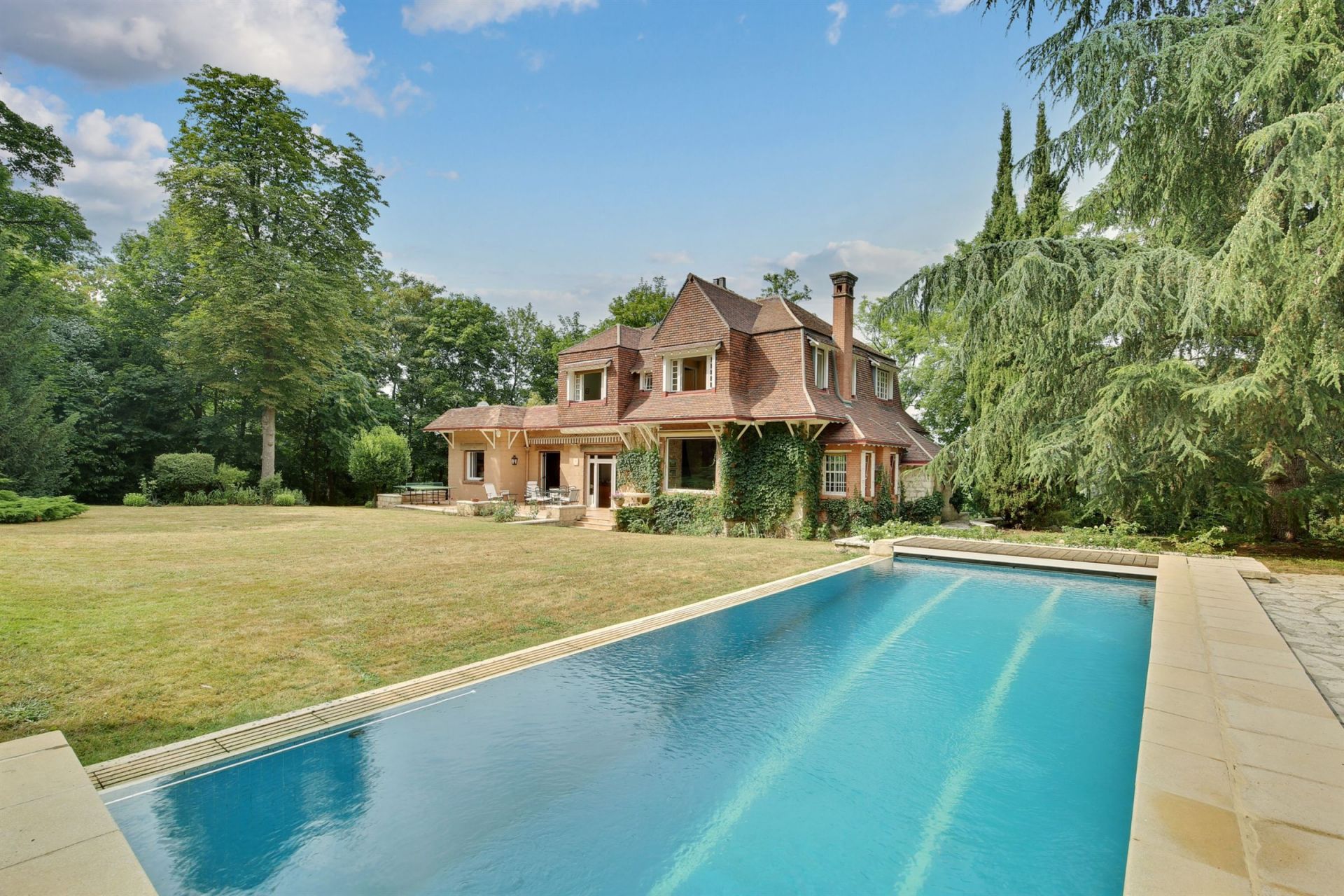 luxury house 8 rooms for sale on LOUVECIENNES (78430) Sale Luxury house 8 rooms 4 bedrooms Louveciennes (78430)