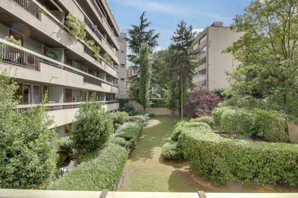 Sale Luxury apartment Neuilly-sur-Seine 2&nbsp;Rooms 66&nbsp;m²