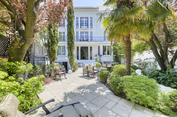 Sale Luxury house Neuilly-sur-Seine 7&nbsp;Rooms 350&nbsp;m²
