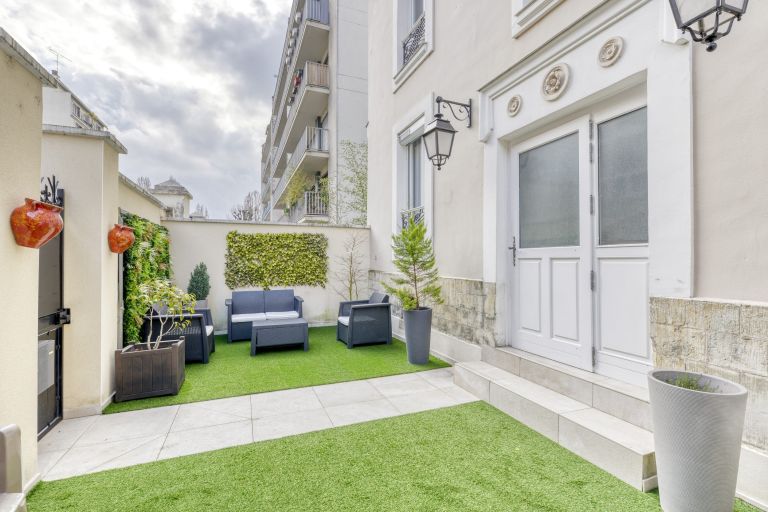 luxury house 7 Rooms for sale on COURBEVOIE (92400)