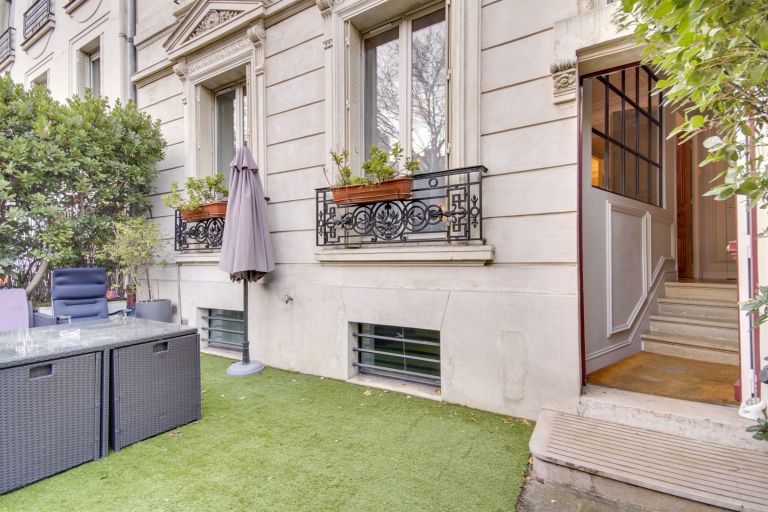 mansion (hôtel particulier) 7 Rooms for sale on PARIS (75012)