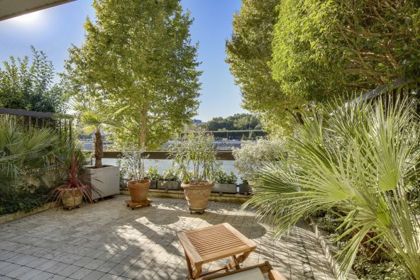 Sale Luxury apartment Neuilly-sur-Seine 3&nbsp;Rooms 98&nbsp;m²