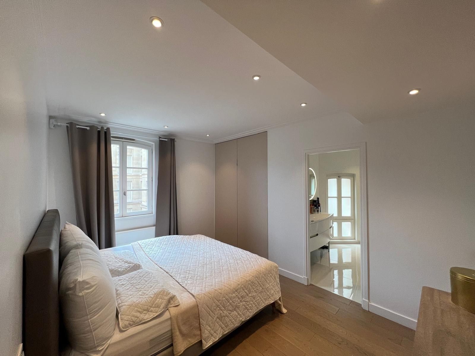 luxury apartment 5 Rooms for sale on PARIS (75008)