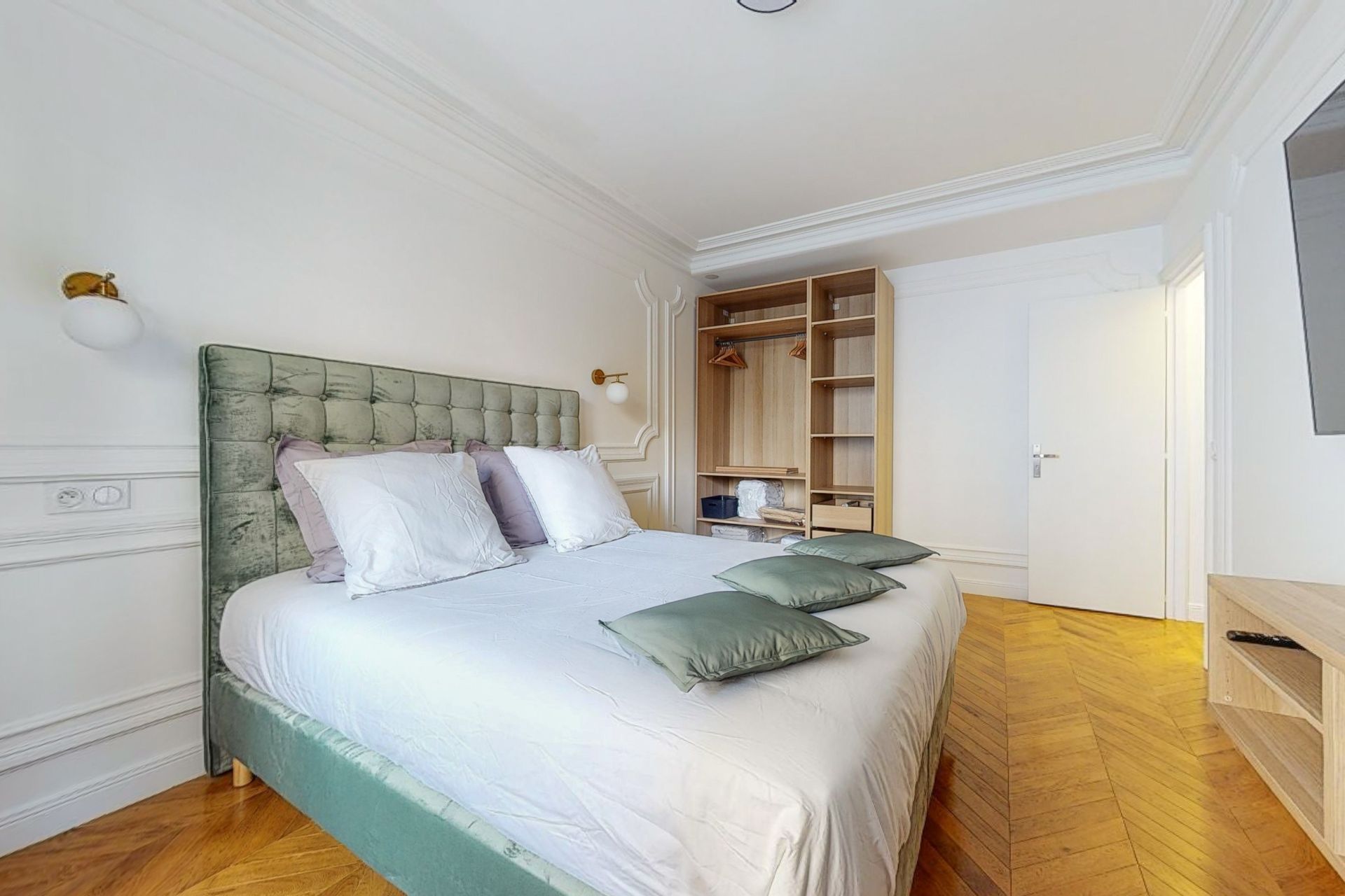 luxury apartment 6 Rooms for sale on PARIS (75116)