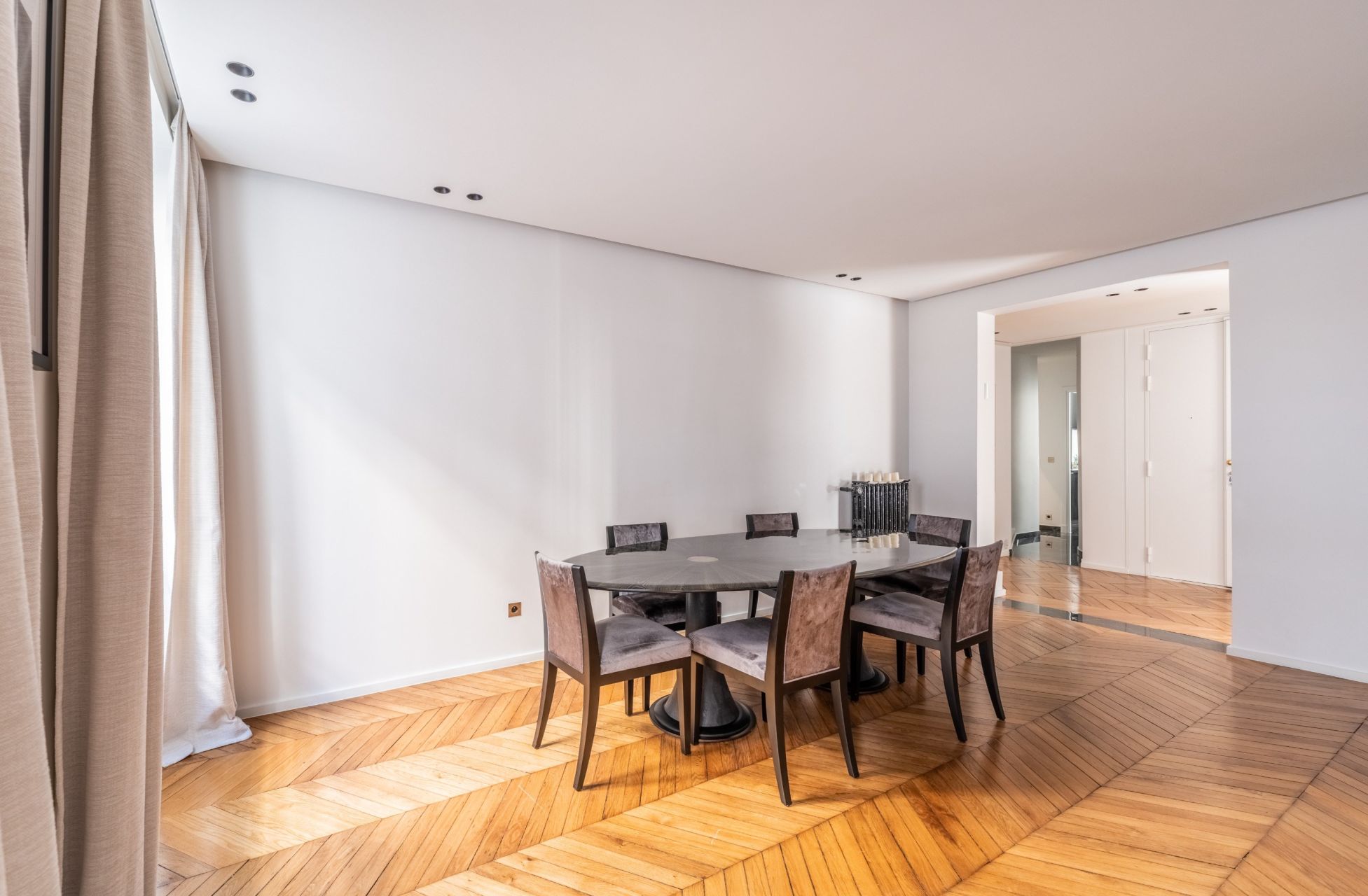 luxury apartment 4 Rooms for sale on PARIS (75116)