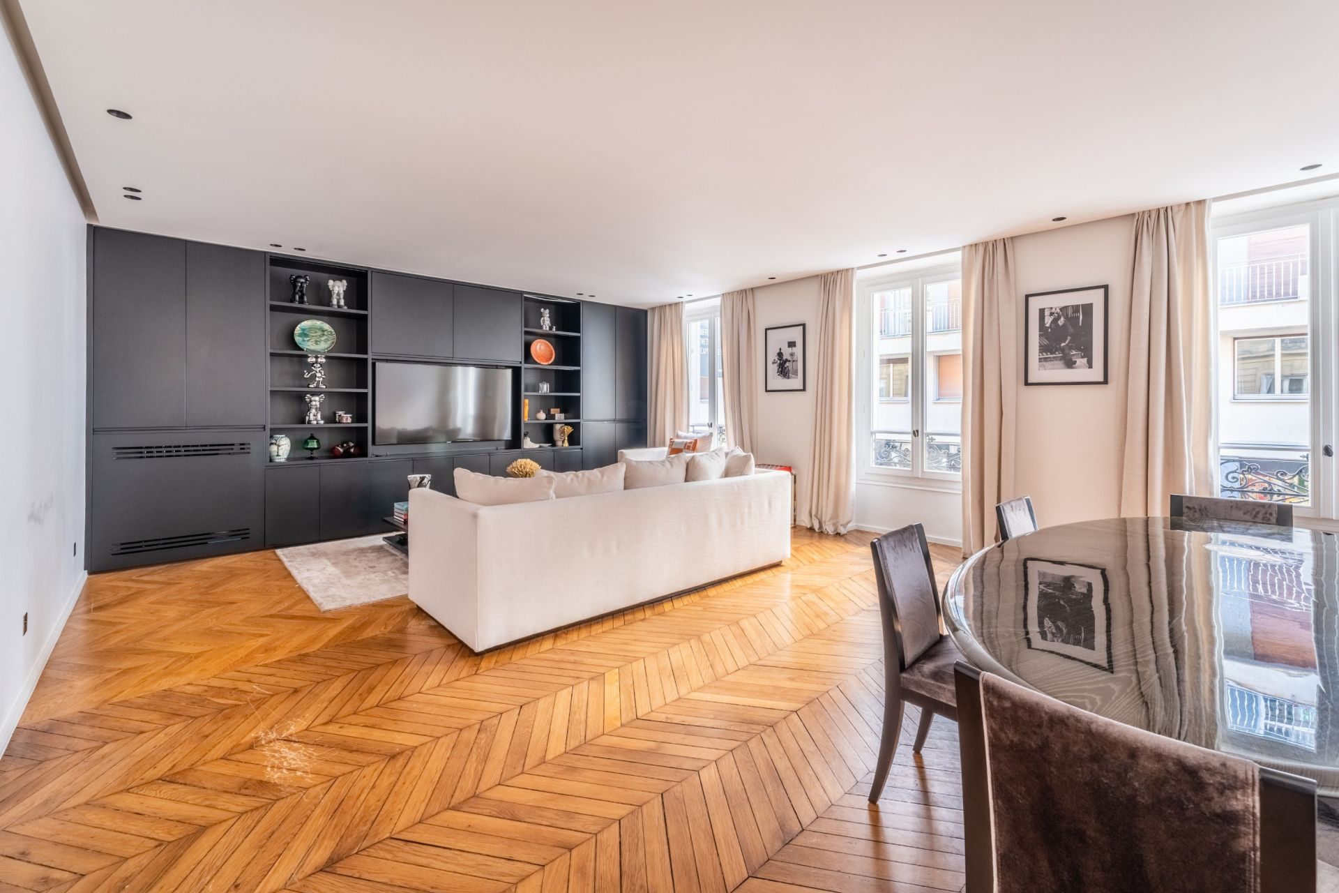 luxury apartment 4 Rooms for sale on PARIS (75116)
