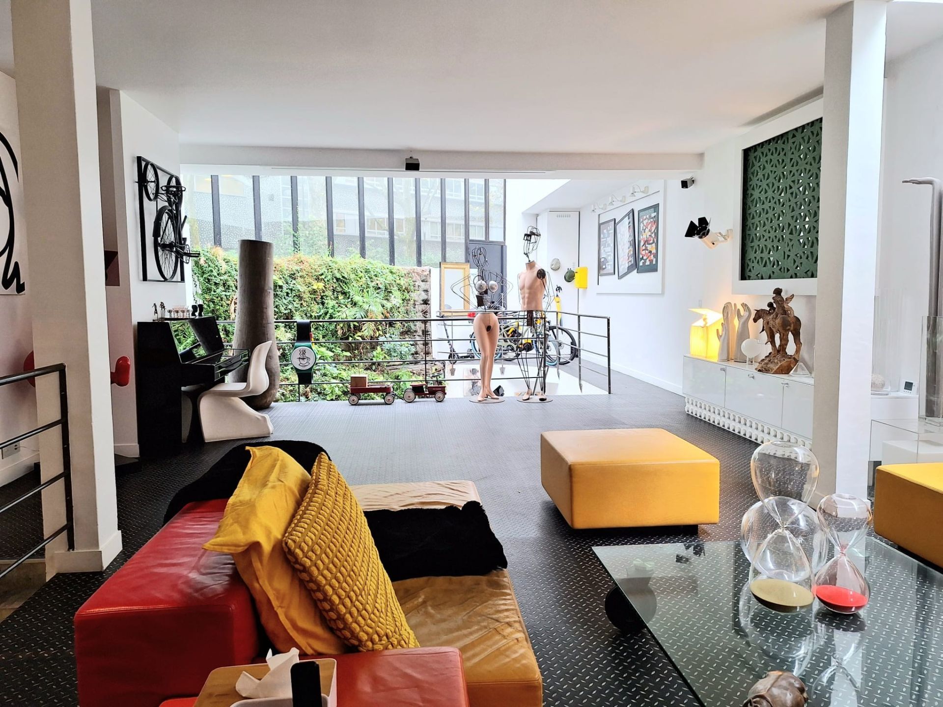 luxury house 6 Rooms for sale on PARIS (75018)