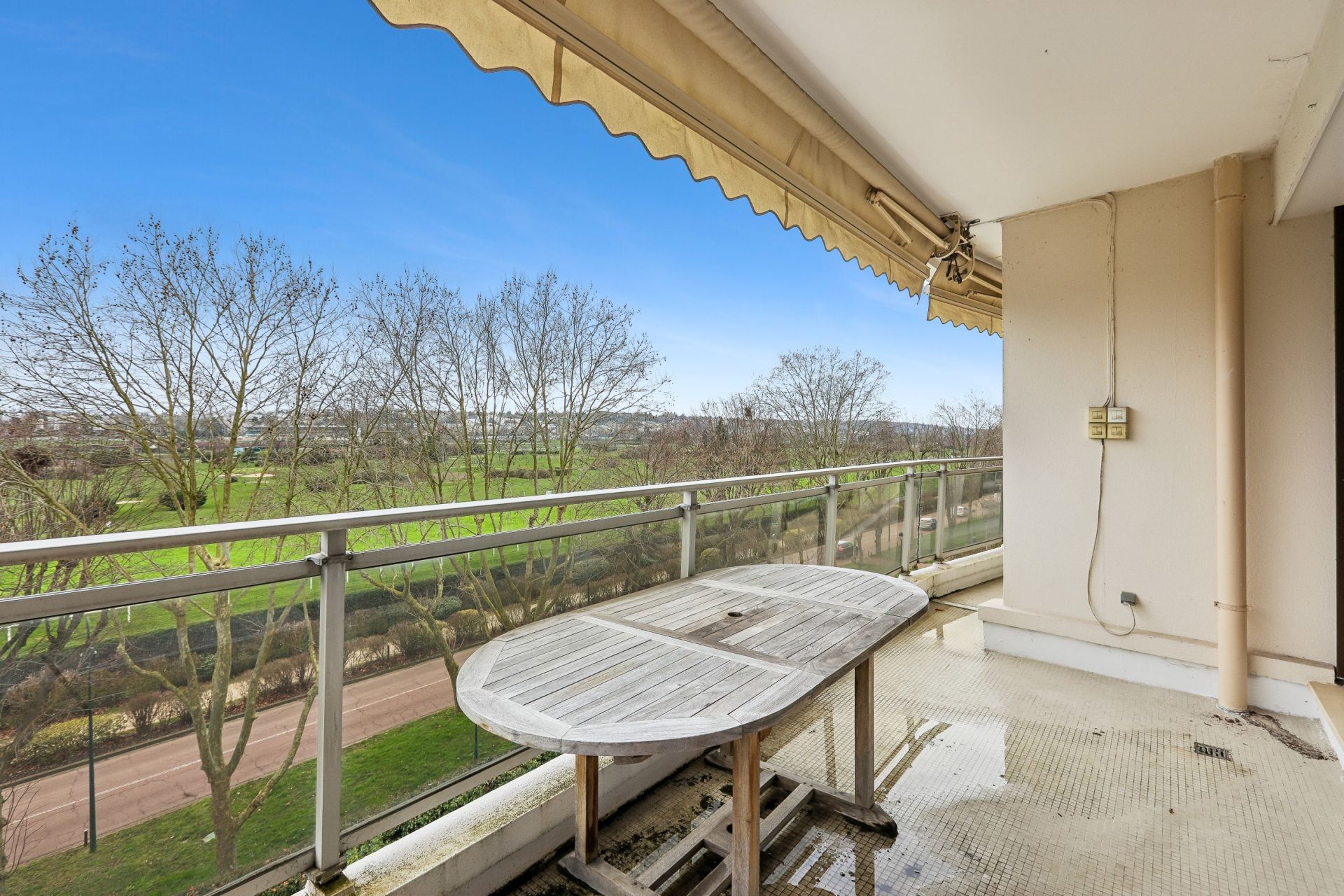 luxury apartment 5 Rooms for sale on ST CLOUD (92210)