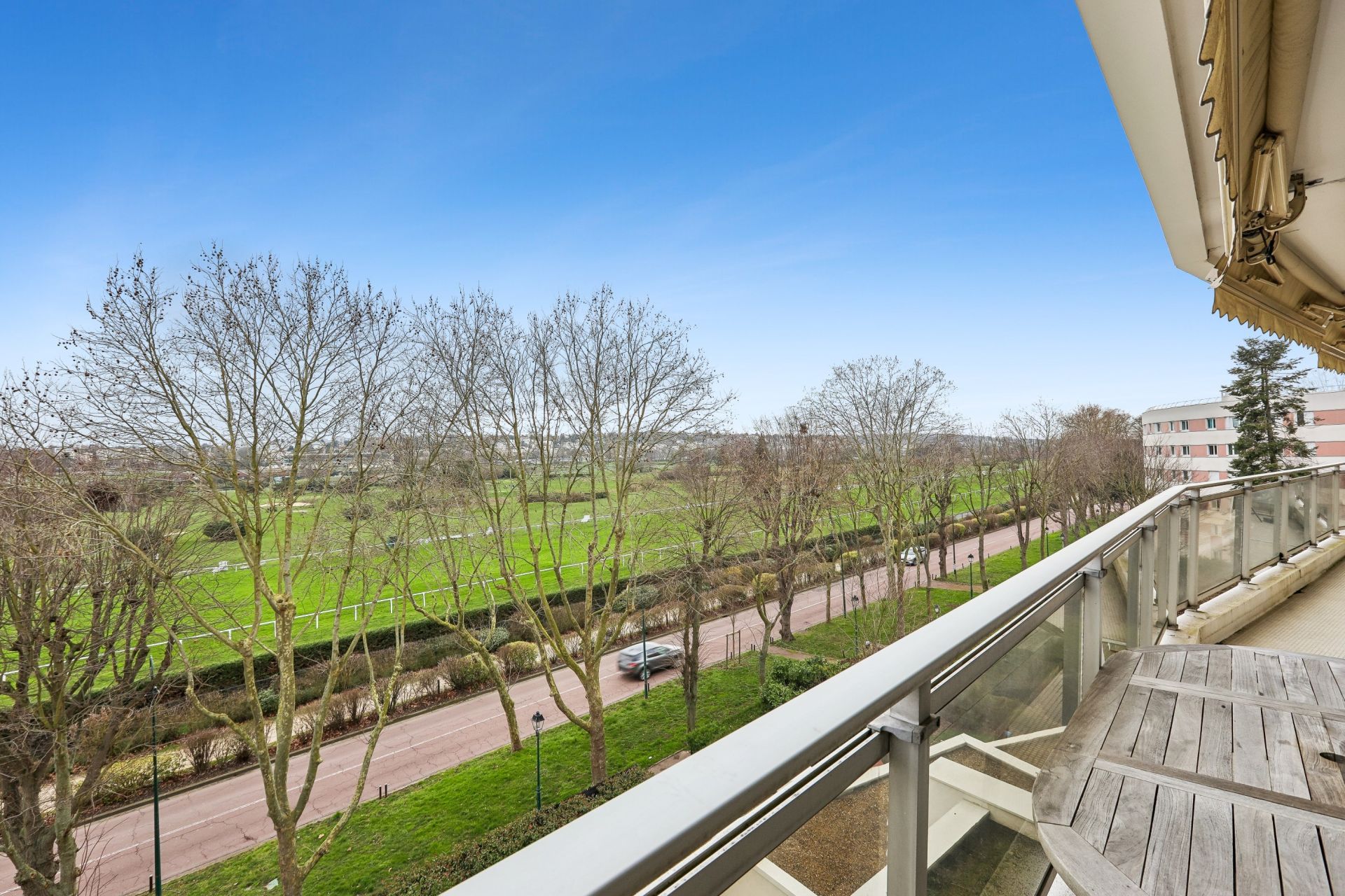 luxury apartment 5 Rooms for sale on ST CLOUD (92210)