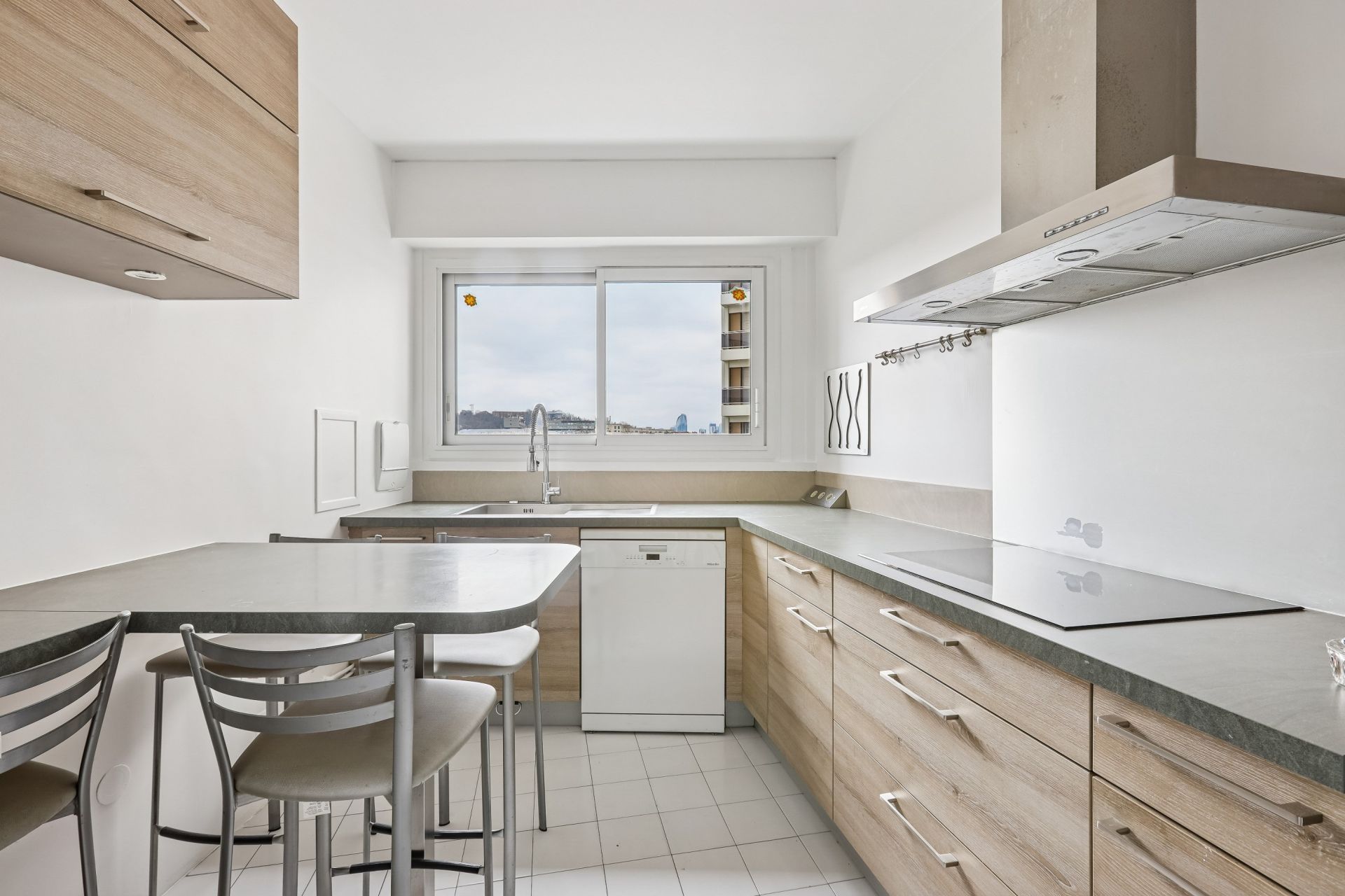 luxury apartment 5 Rooms for sale on ST CLOUD (92210)