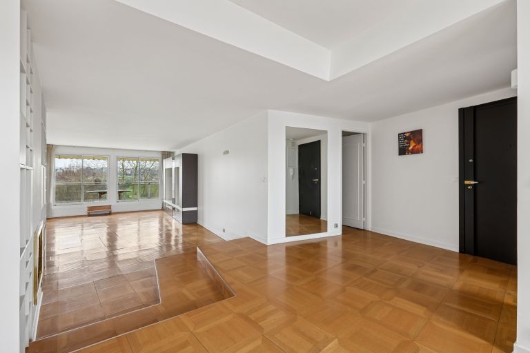 luxury apartment 5 Rooms for sale on ST CLOUD (92210)