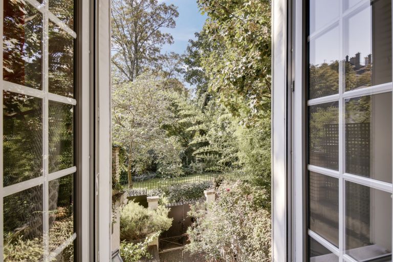 luxury house 7 Rooms for sale on PARIS (75018)