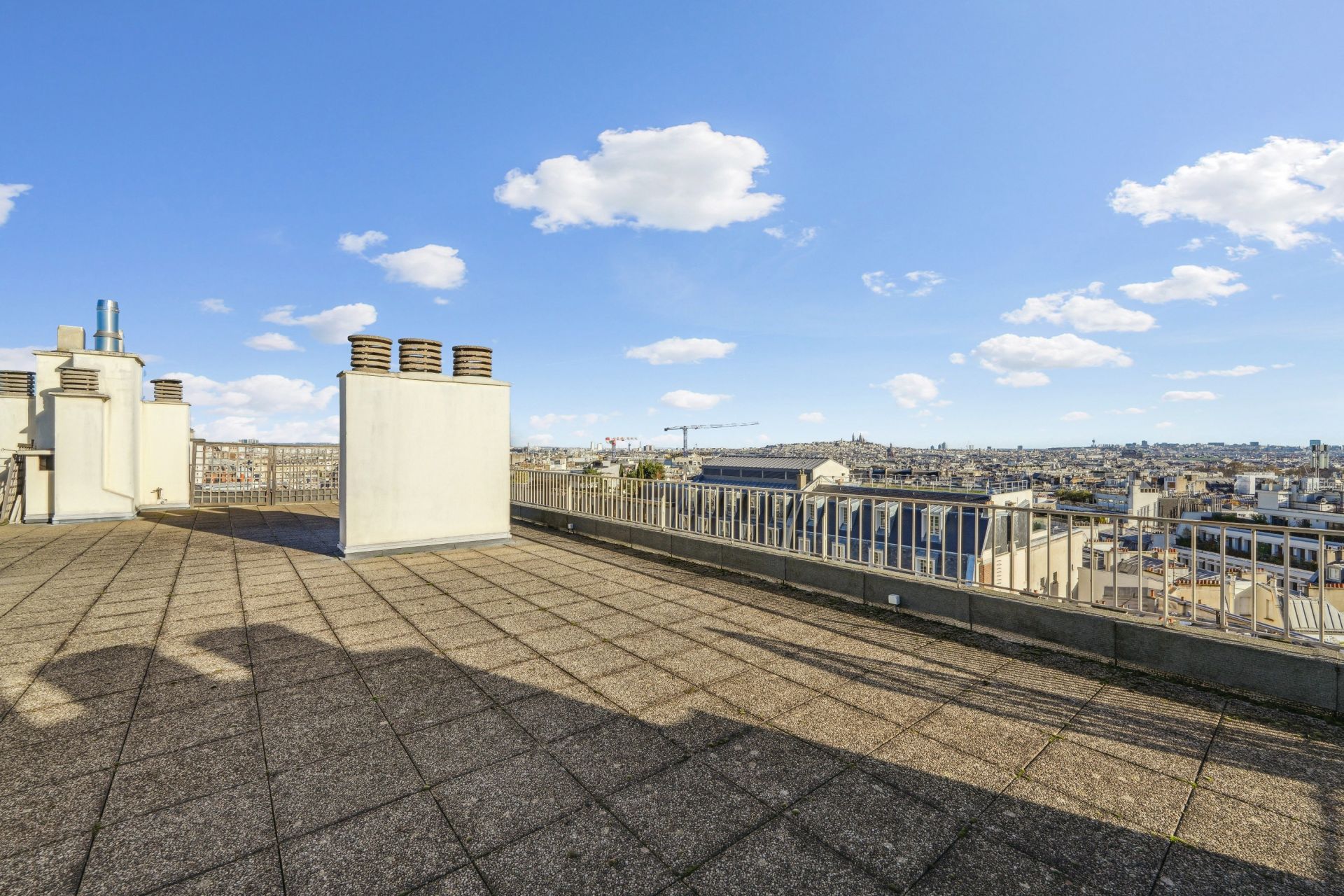 luxury apartment 4 Rooms for sale on PARIS (75116)