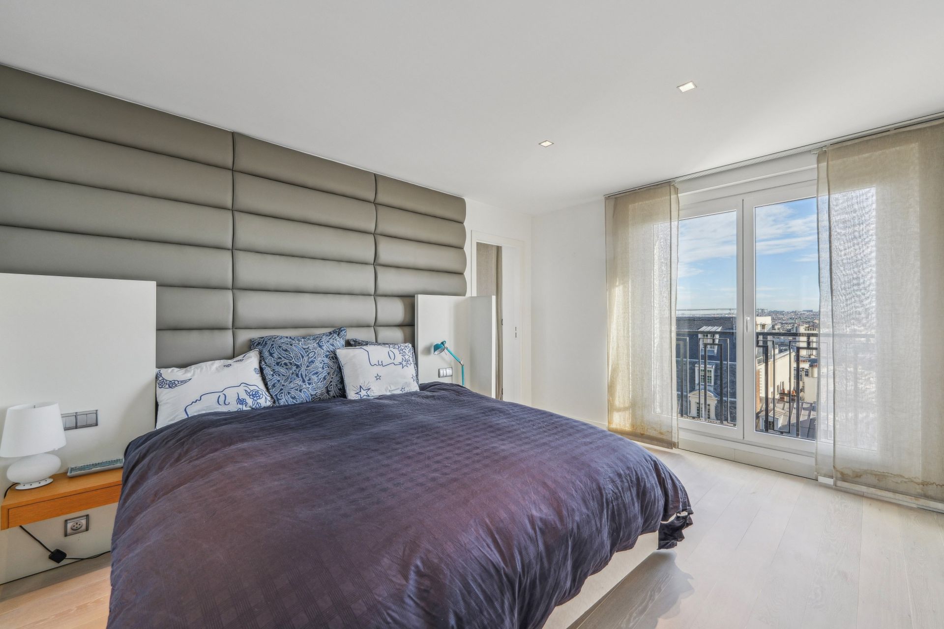 luxury apartment 4 Rooms for sale on PARIS (75116)