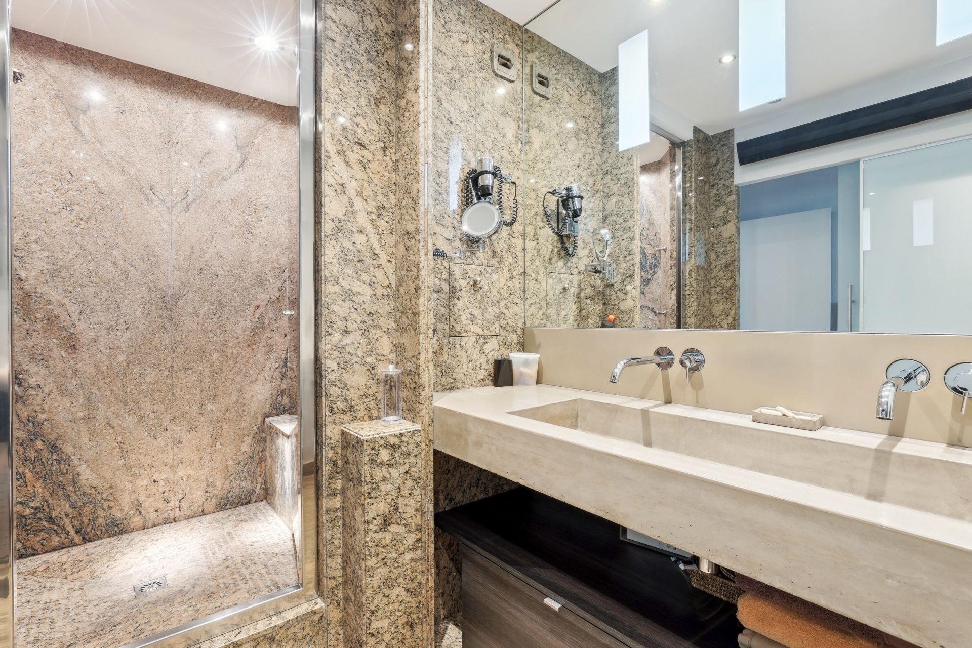 luxury apartment 8 Rooms for sale on NEUILLY SUR SEINE (92200)