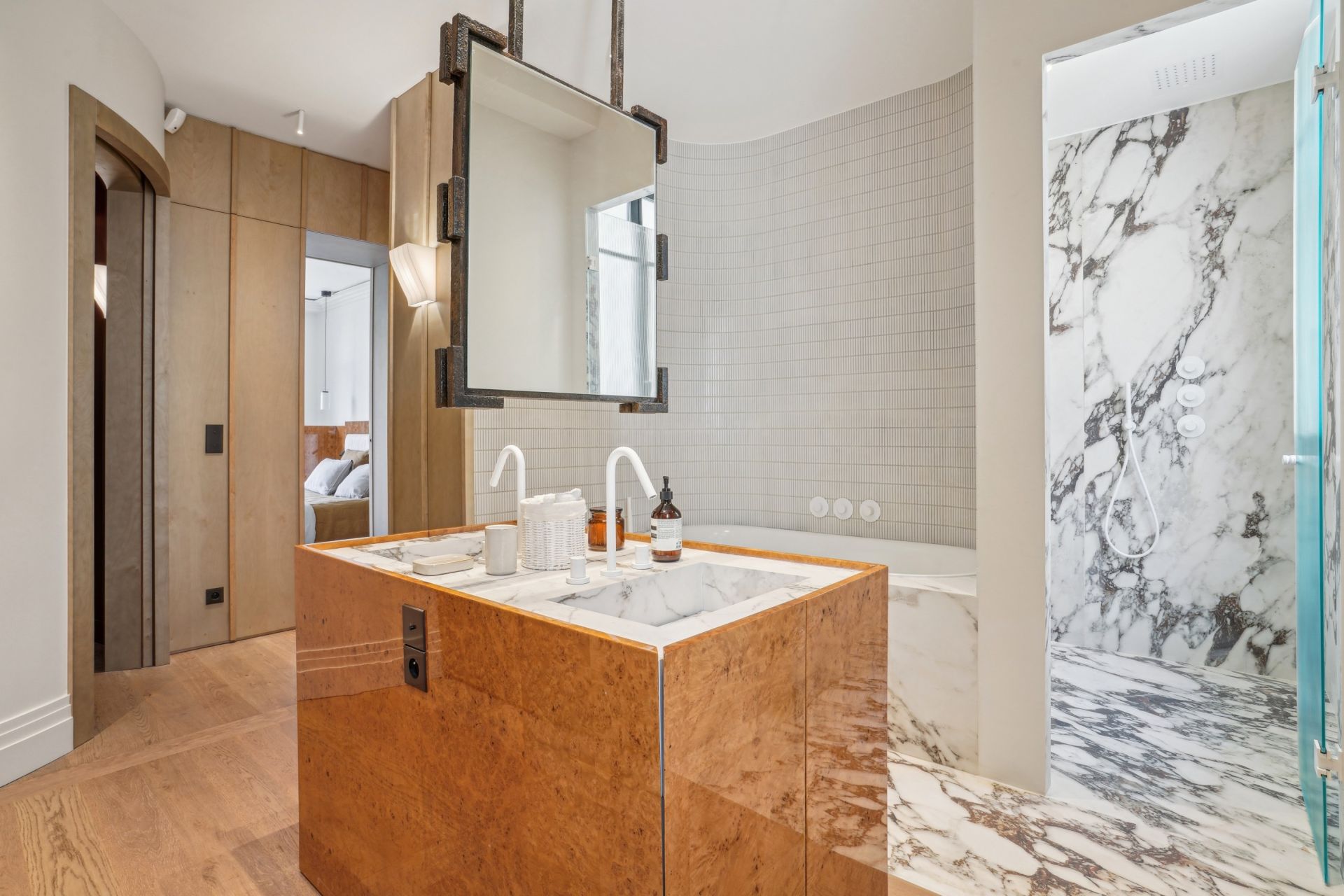 luxury apartment 5 Rooms for sale on NEUILLY SUR SEINE (92200)