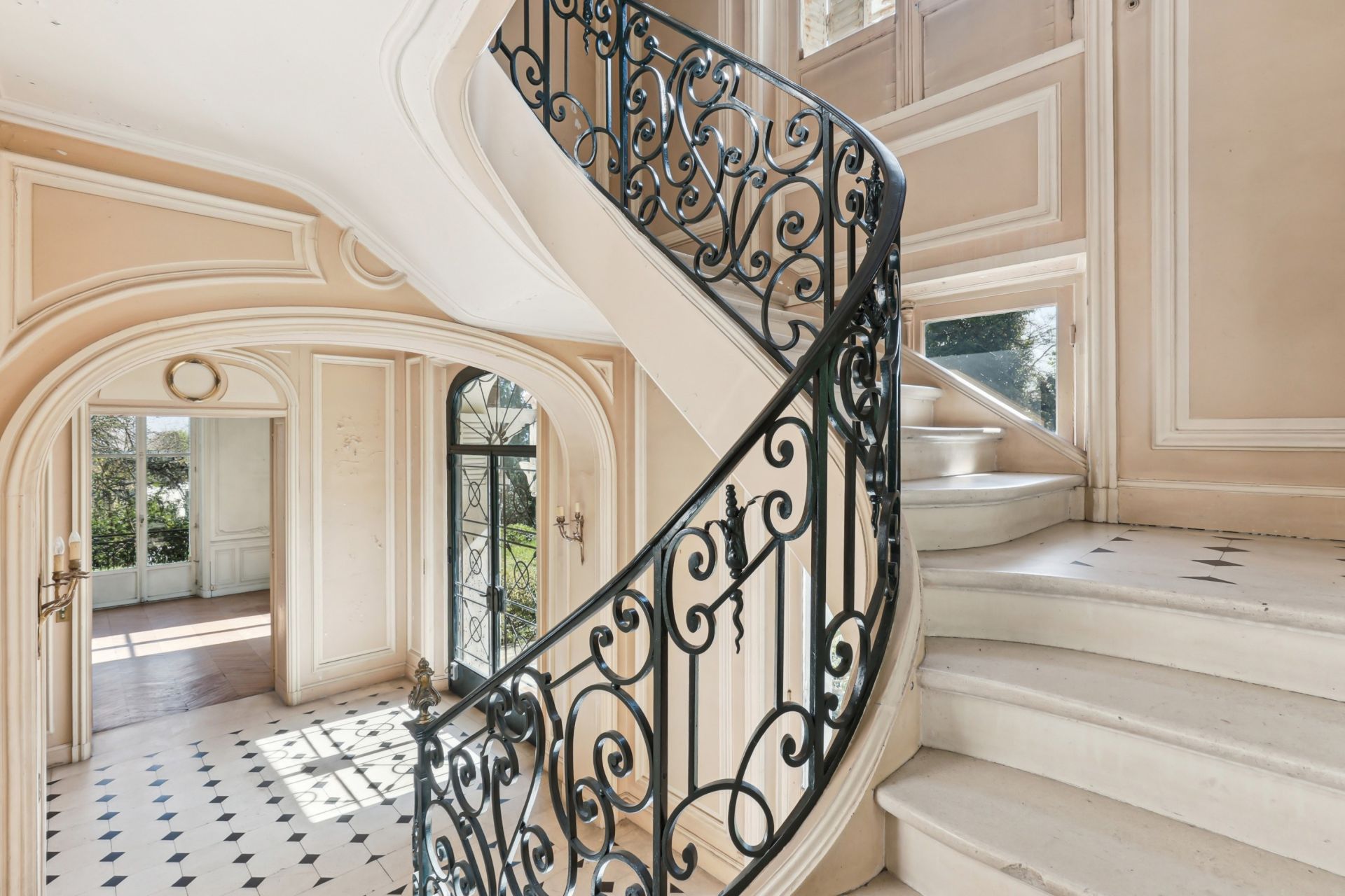 luxury house 12 Rooms for sale on RUEIL MALMAISON (92500)