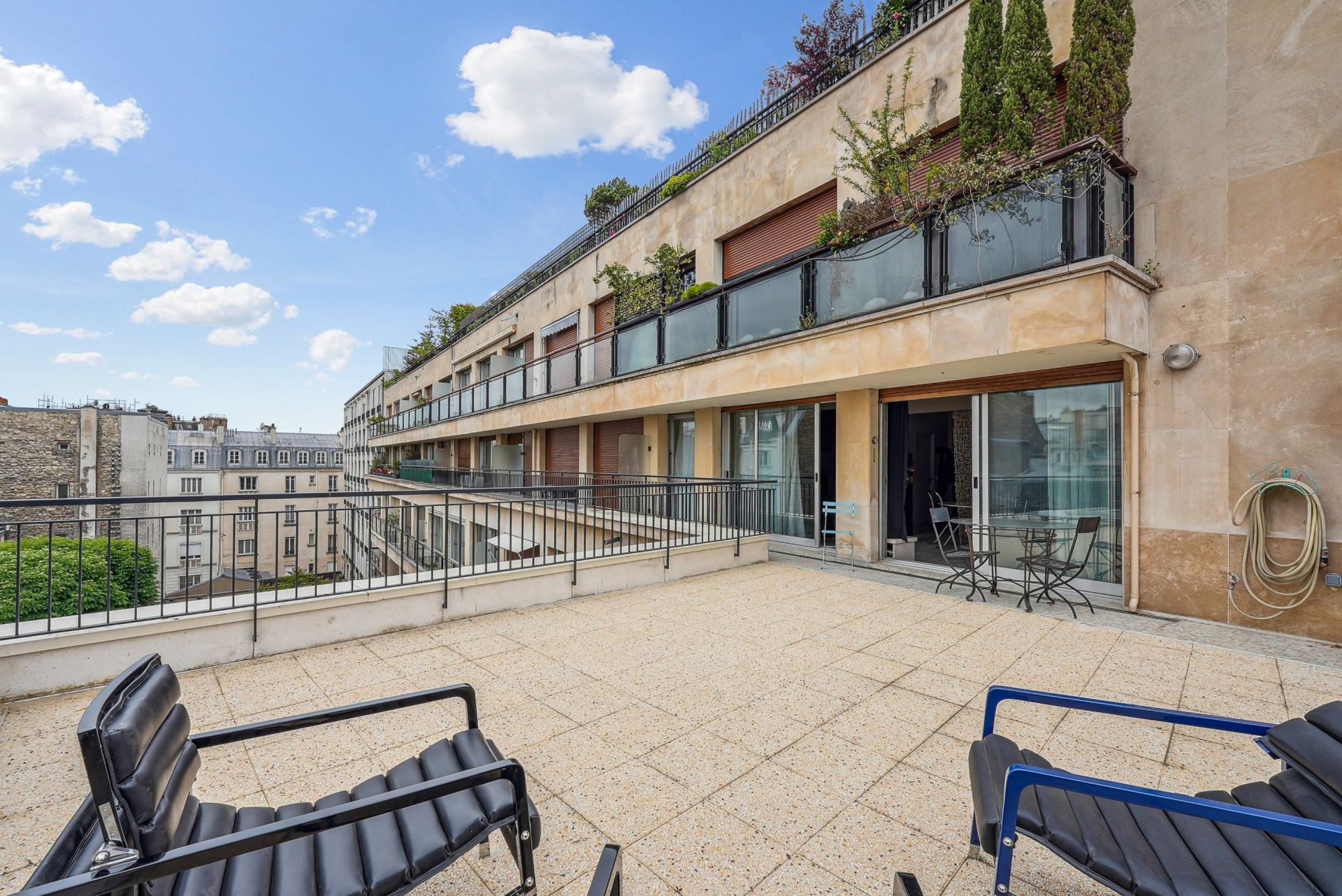 luxury apartment 1 room for sale on PARIS (75116)