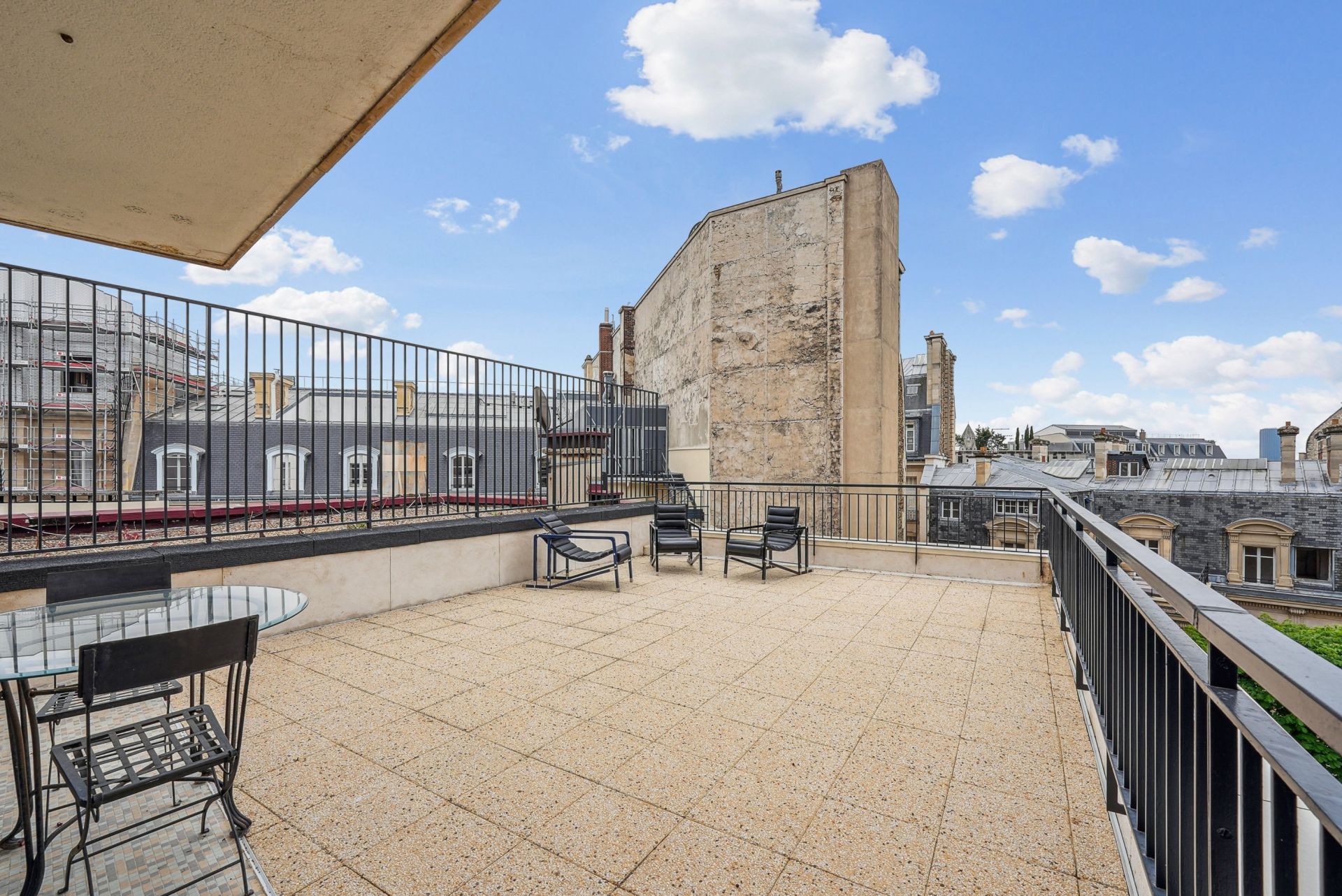 luxury apartment 1 room for sale on PARIS (75116)