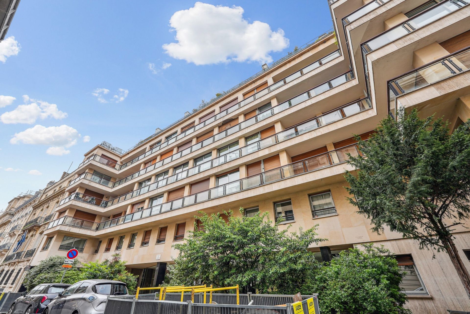 luxury apartment 1 room for sale on PARIS (75116)