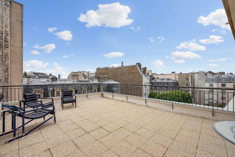 luxury apartment 1 room for sale on PARIS (75116)