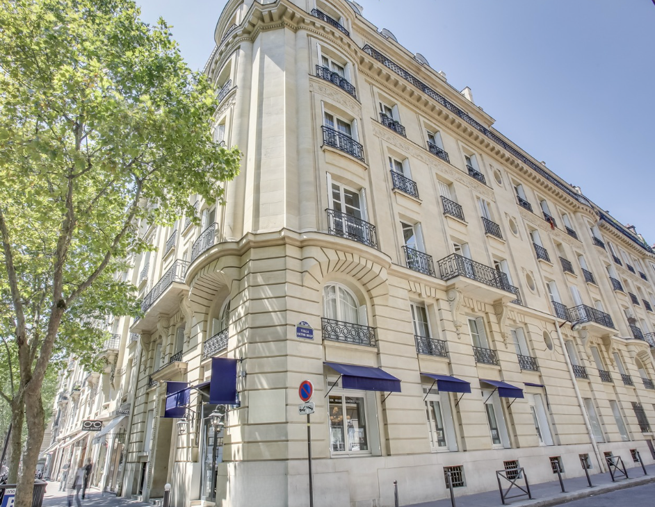 activity premises for sale on PARIS (75116)
