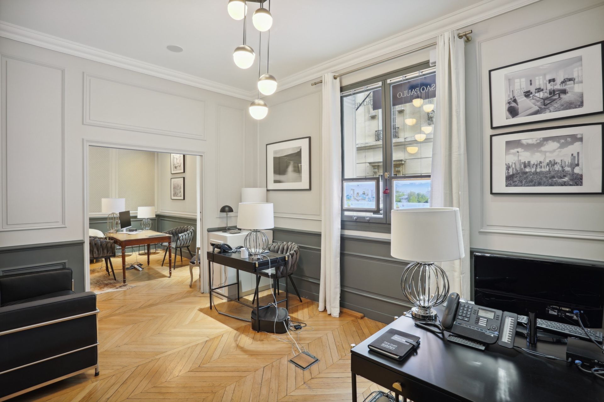 activity premises for sale on PARIS (75116)