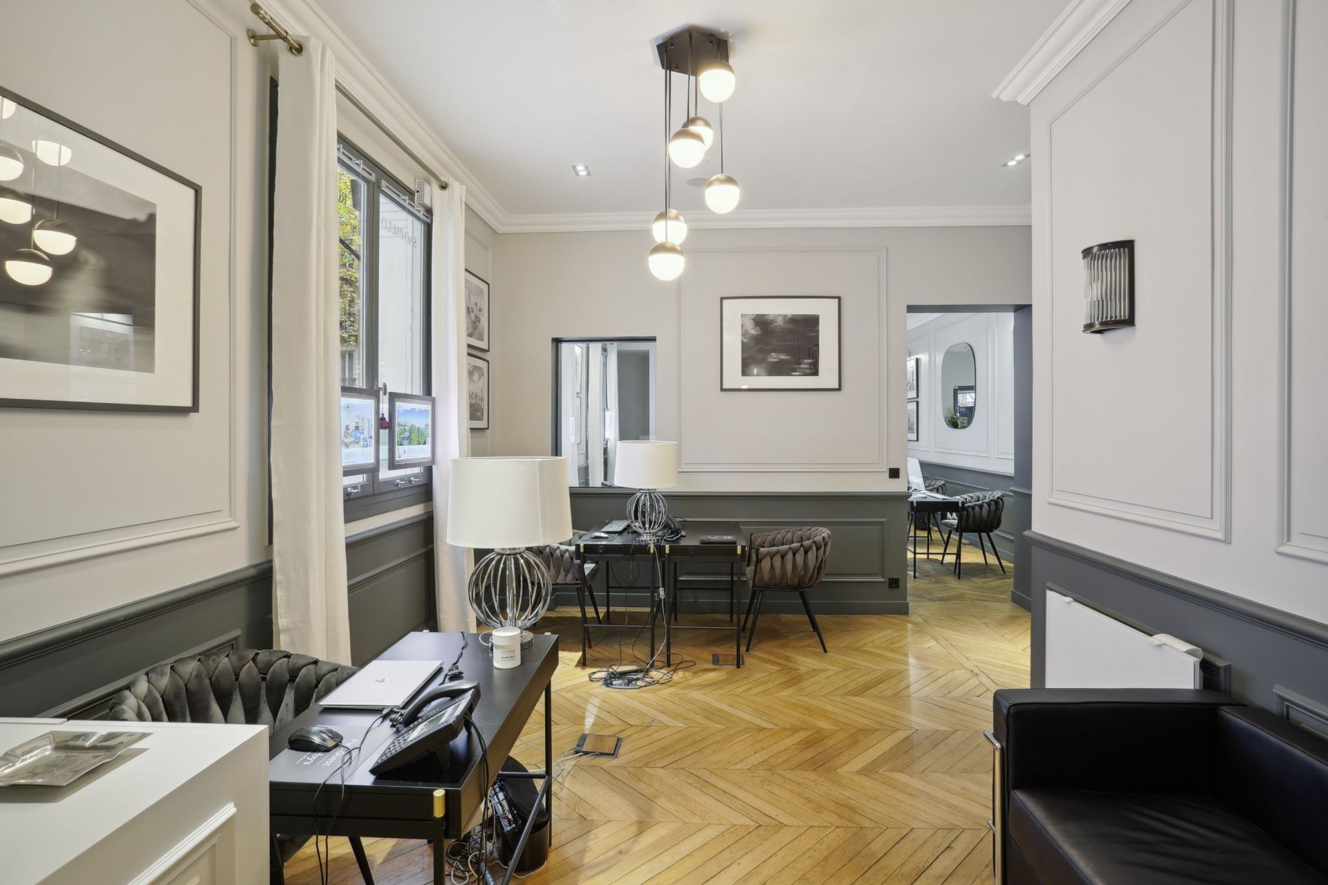 activity premises for sale on PARIS (75116)