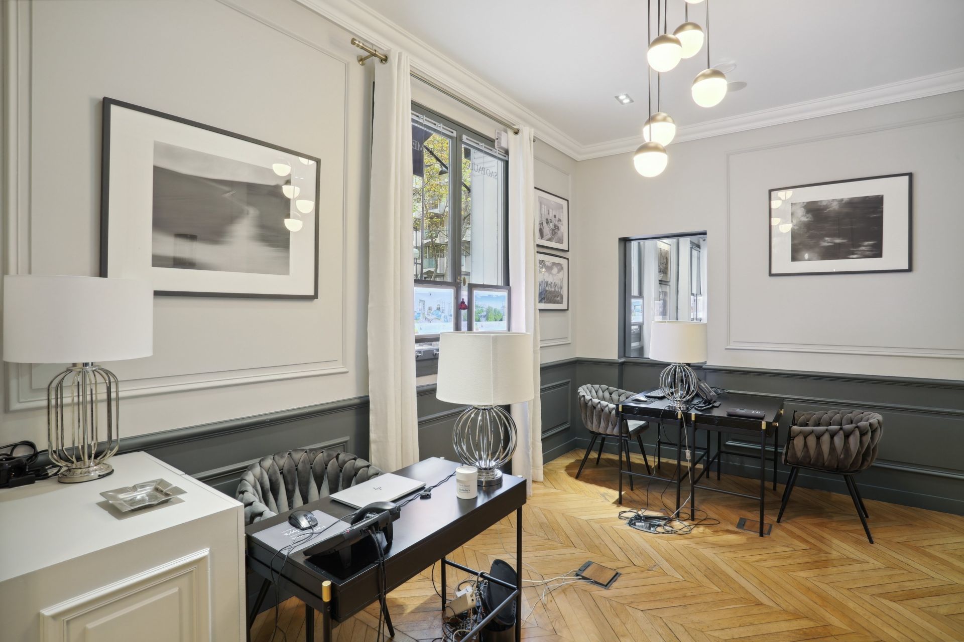 activity premises for sale on PARIS (75116)