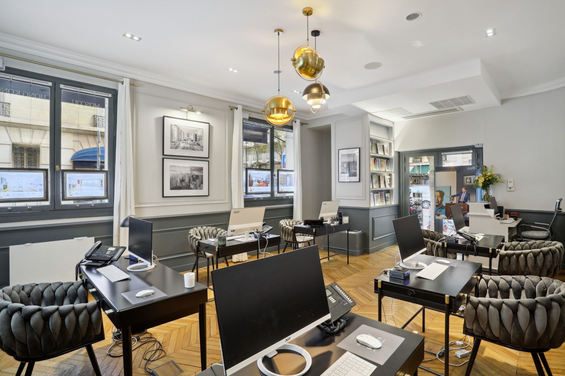 activity premises for sale on PARIS (75116)