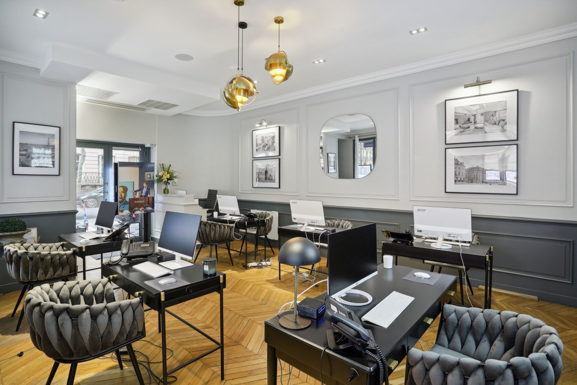 activity premises for sale on PARIS (75116)