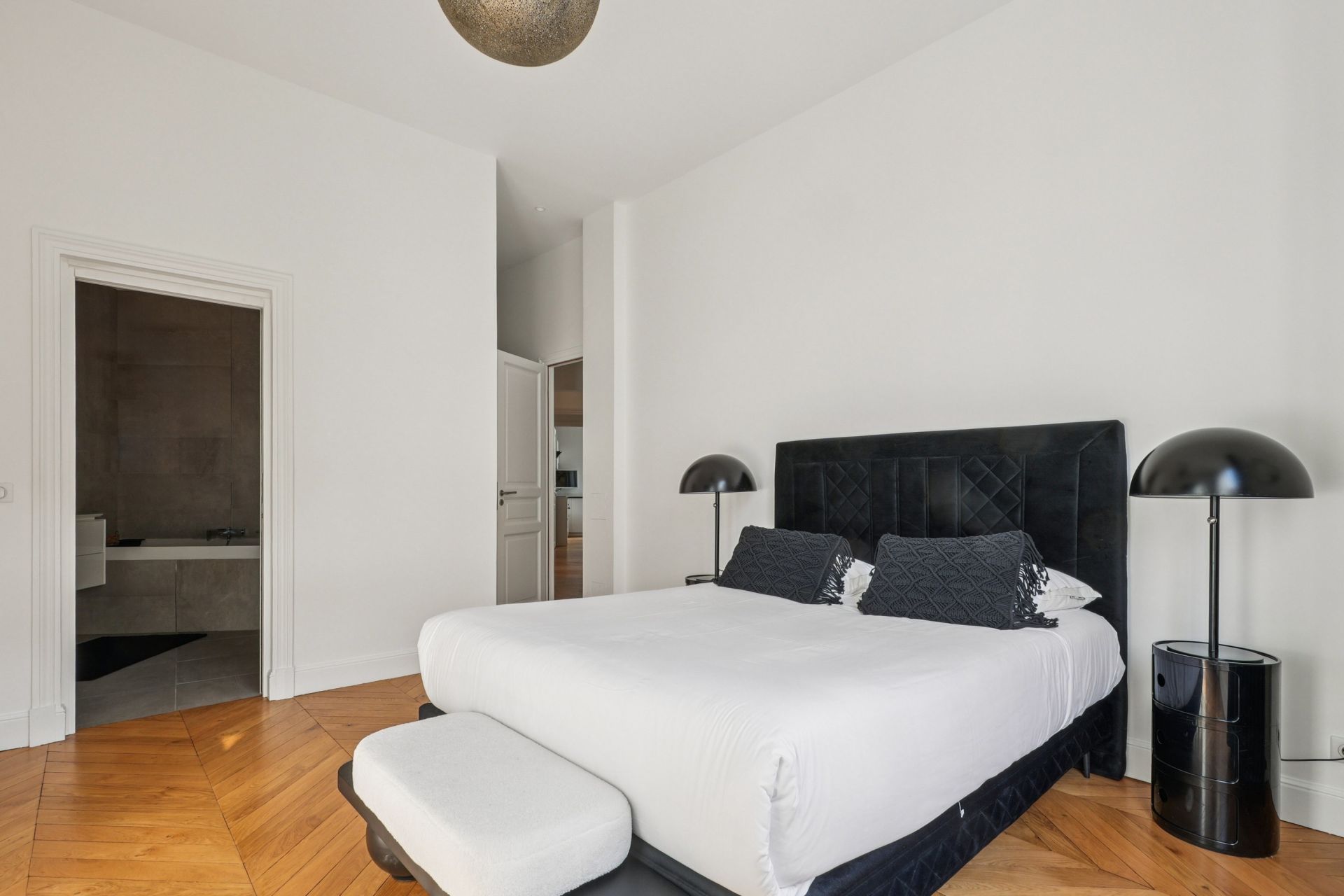 luxury apartment 7 Rooms for sale on PARIS (75016)