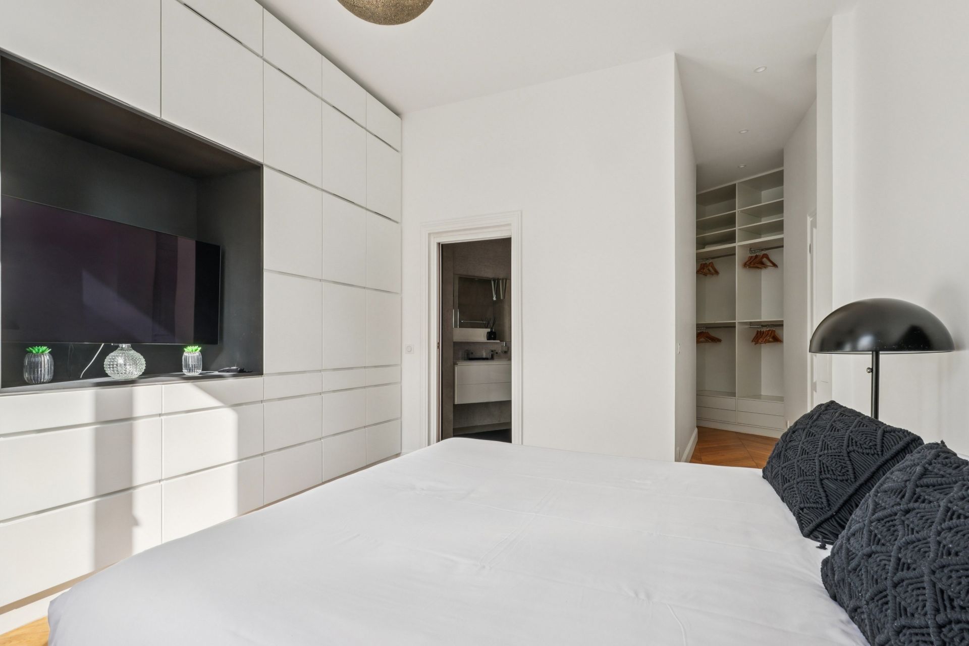 luxury apartment 7 Rooms for sale on PARIS (75016)