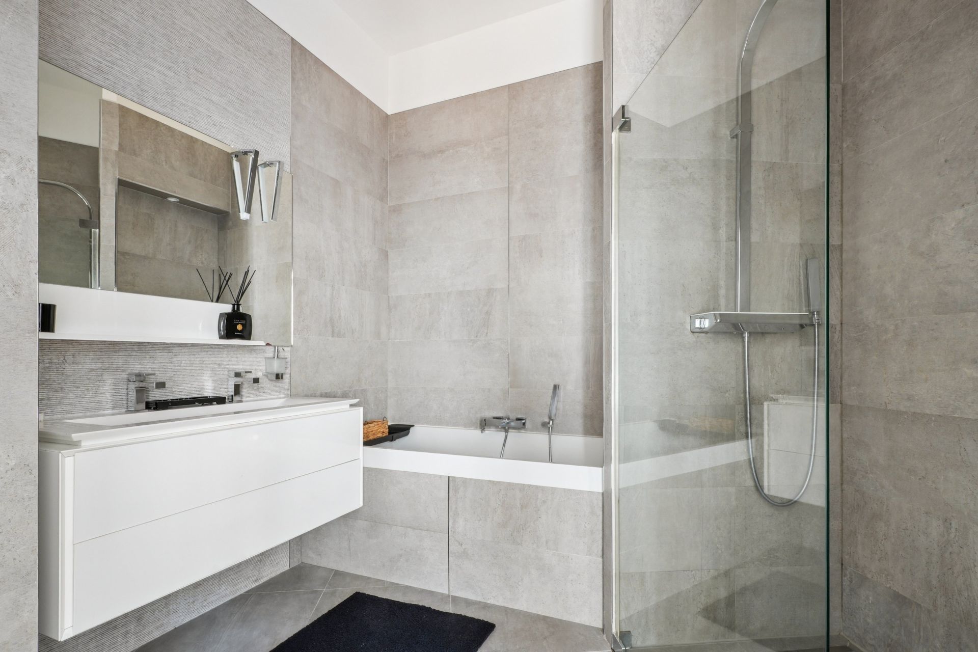 luxury apartment 7 Rooms for sale on PARIS (75016)