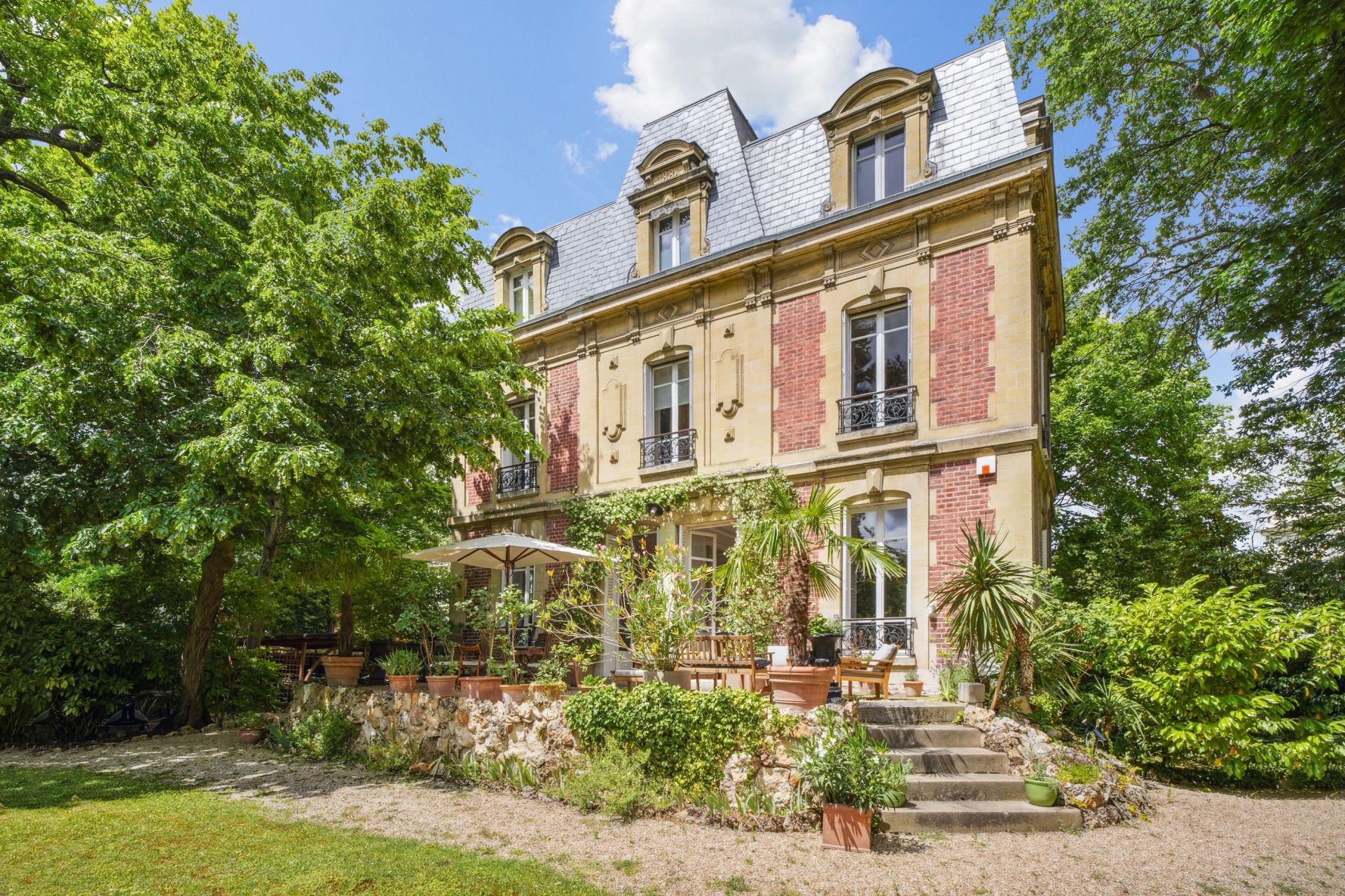 luxury house 8 Rooms for sale on LE VESINET (78110)