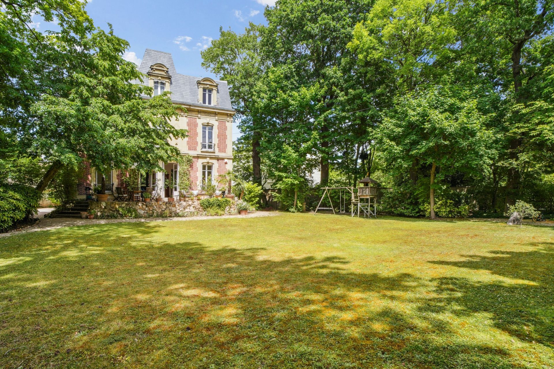 luxury house 8 Rooms for sale on LE VESINET (78110)