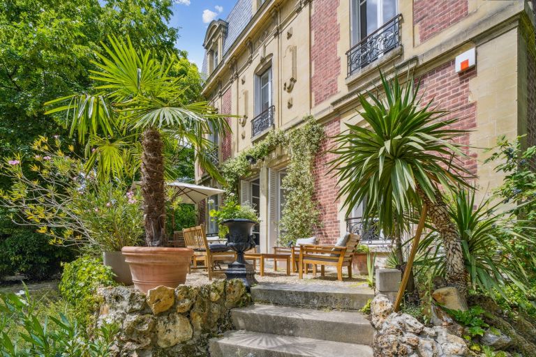 luxury house 8 Rooms for sale on LE VESINET (78110)