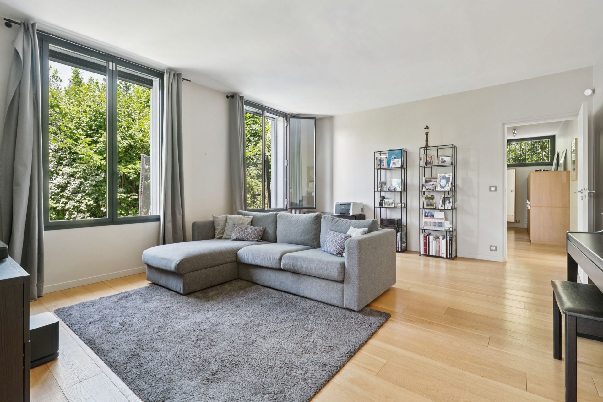 luxury house 9 Rooms for sale on ST CLOUD (92210)