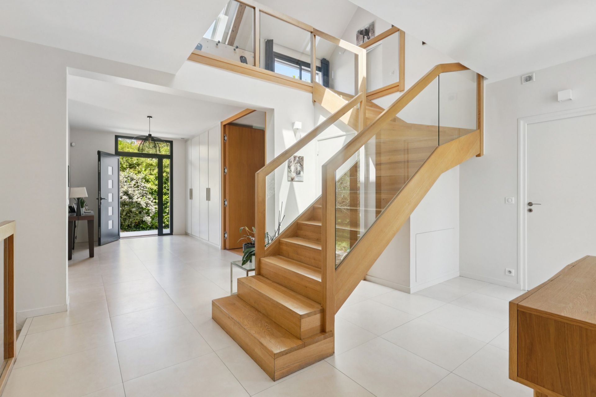 luxury house 9 Rooms for sale on ST CLOUD (92210)