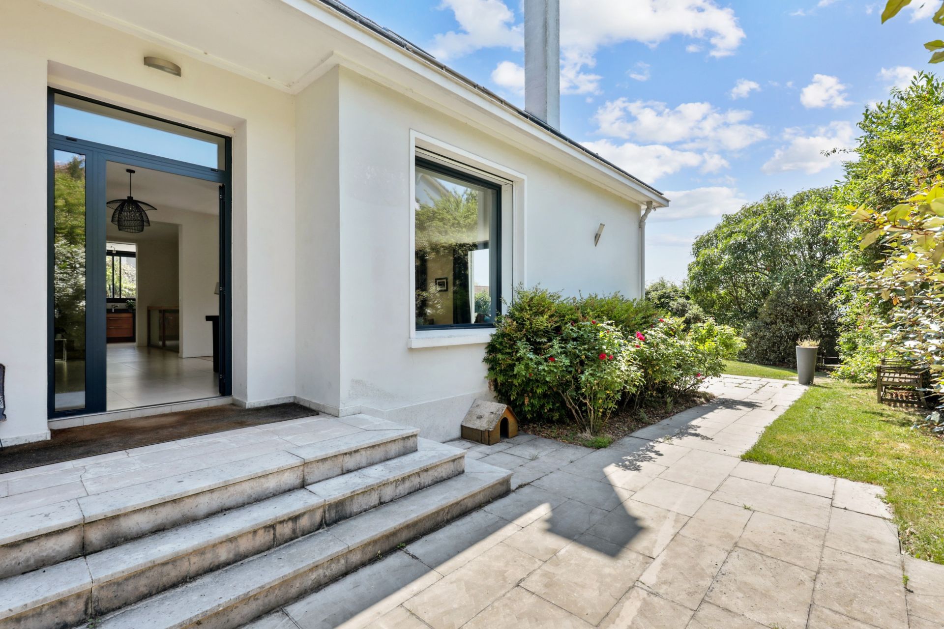 luxury house 9 Rooms for sale on ST CLOUD (92210)