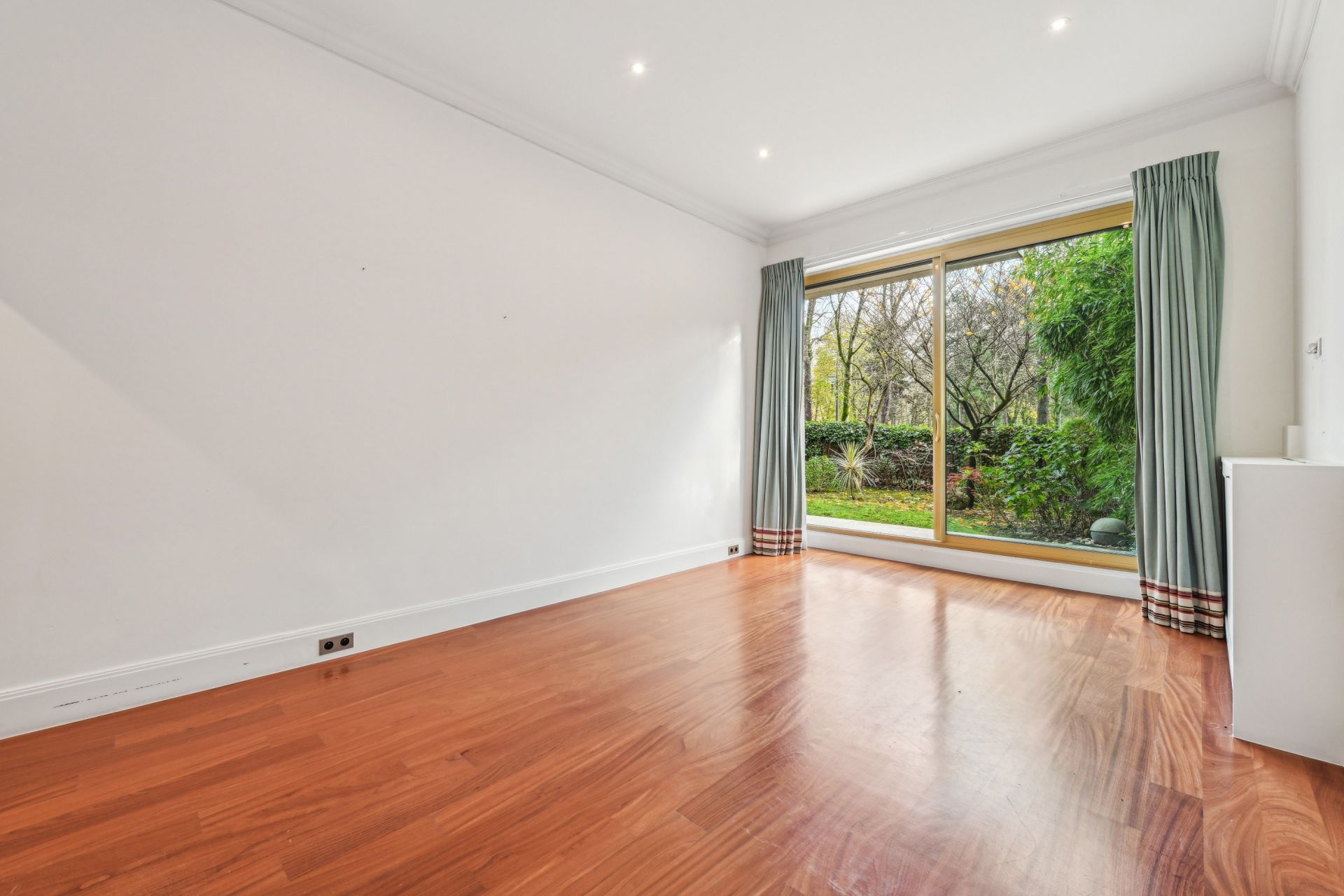 luxury apartment 7 Rooms for sale on PARIS (75016)