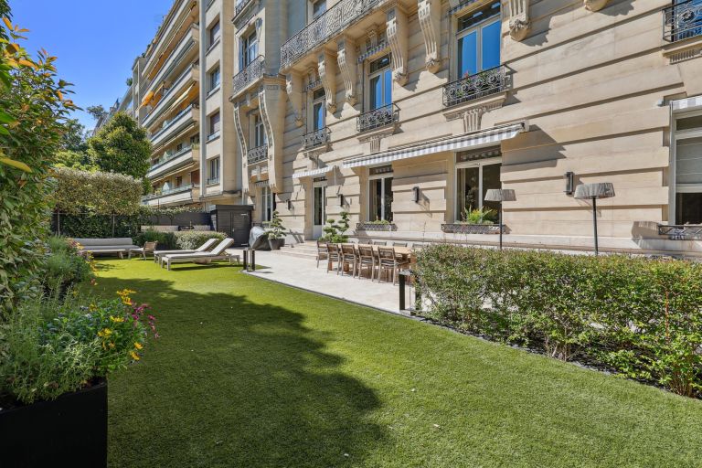 luxury apartment 6 Rooms for sale on NEUILLY SUR SEINE (92200)