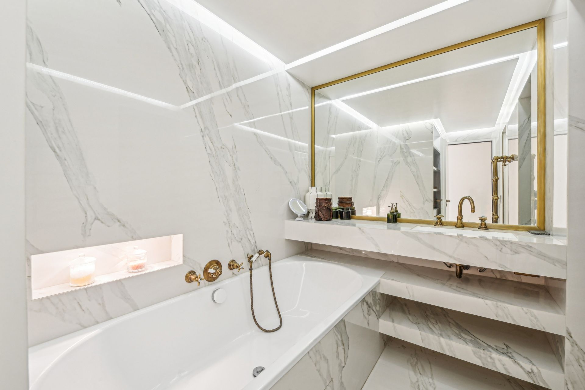 luxury apartment 7 Rooms for sale on NEUILLY SUR SEINE (92200)