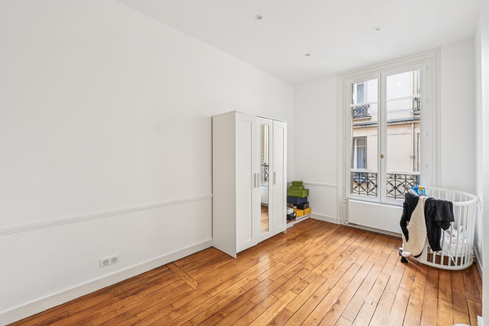 luxury apartment 5 Rooms for sale on PARIS (75016)