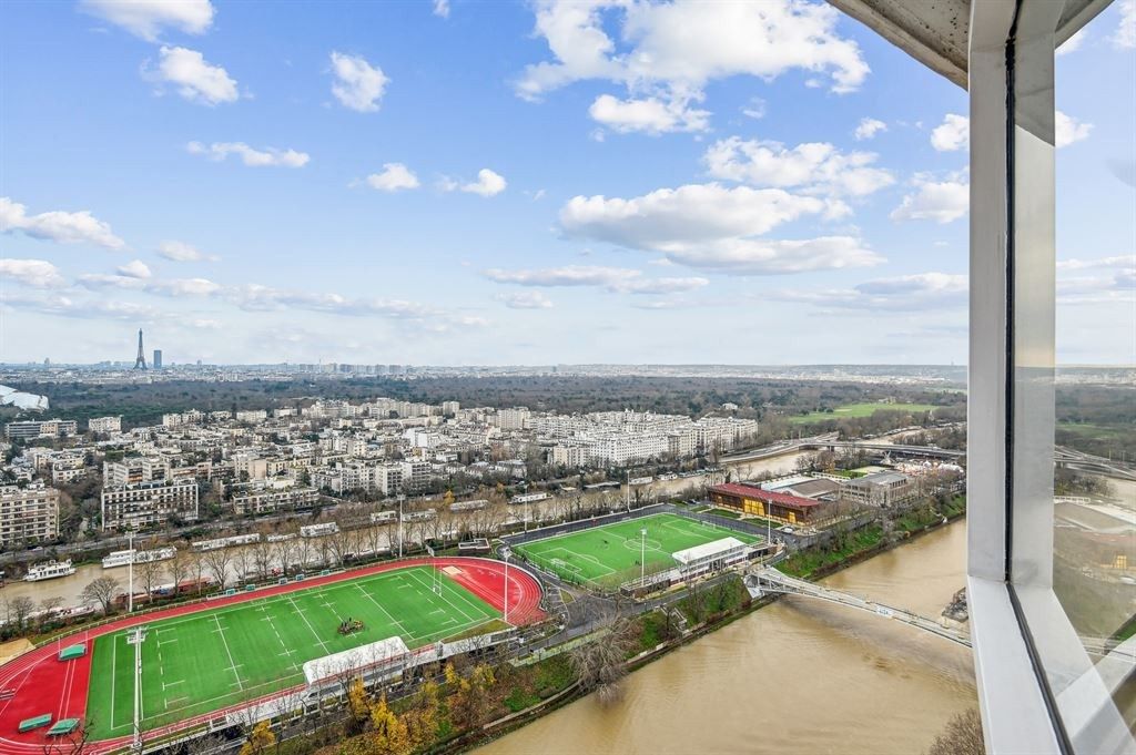 luxury apartment 5 Rooms for sale on PUTEAUX (92800)