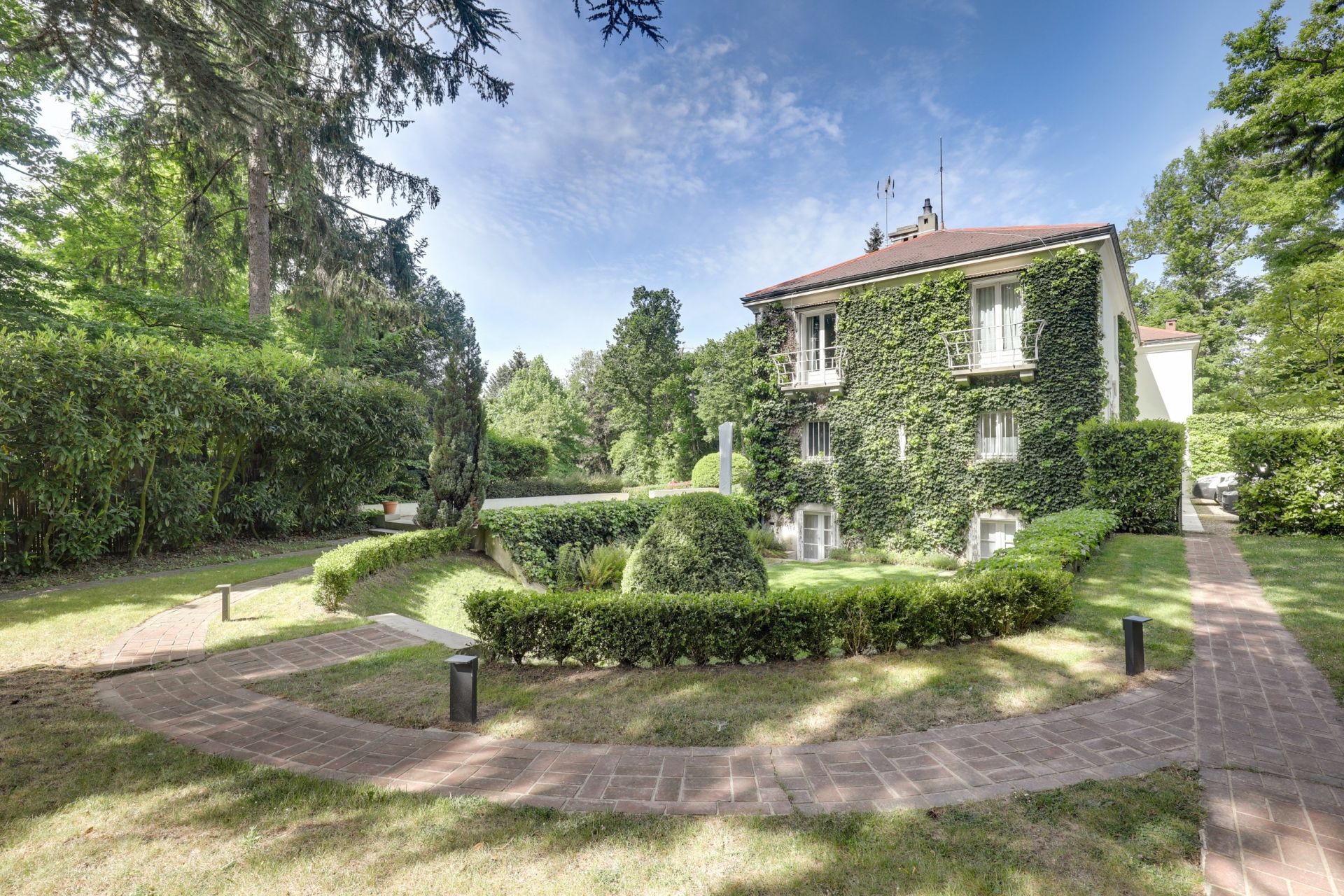 architect's house 11 Rooms for rent on GARCHES (92380)