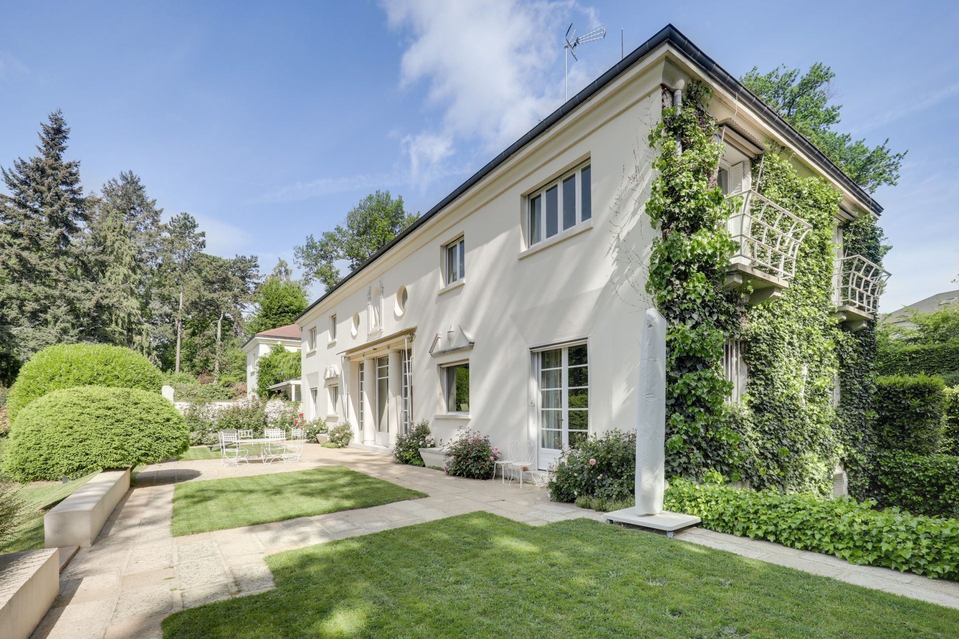 architect's house 11 Rooms for rent on GARCHES (92380)