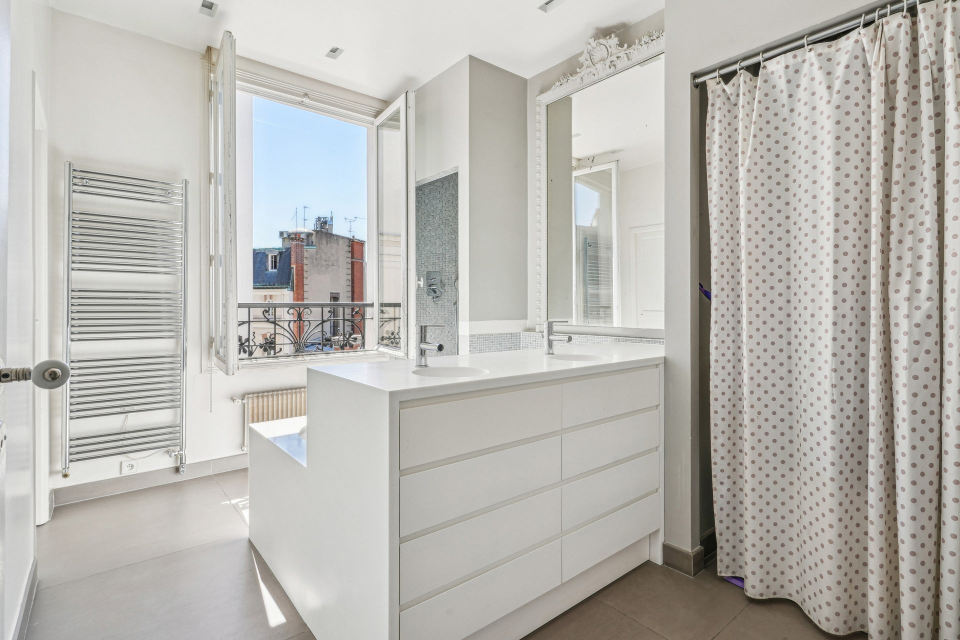 luxury apartment 4 Rooms for sale on PARIS (75017)